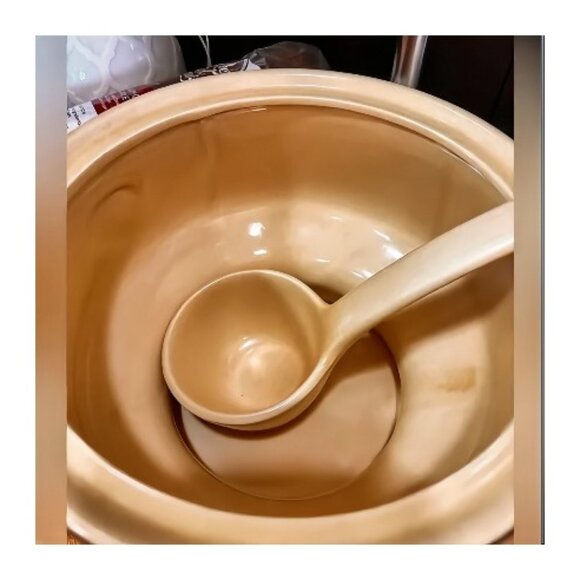 Vintage Pfaltzgraff Village Pattern 5-Quart Tureen with Lid - Picture 6 of 6